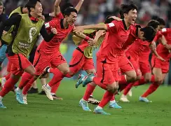 利物浦铁卫绝杀摩纳哥，帮助球队晋级淘汰赛(饥不择食?利物浦欲压哨补强中卫 锁定阿森纳废人)