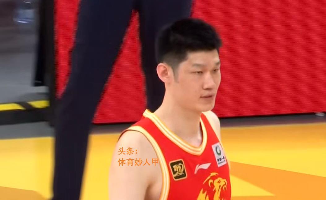 青岛男篮力克天津队，夺得关键比赛胜利